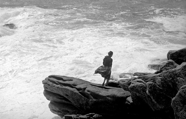 Au bord de la mer (1954) de Sabine Weiss.