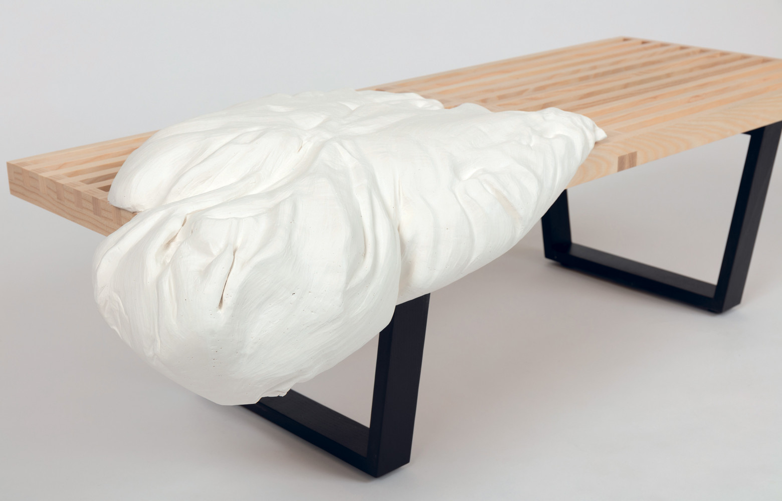 Constance Guisset a adjoint à sa version une forme en plâtre, comme une douce présence fantomatique.