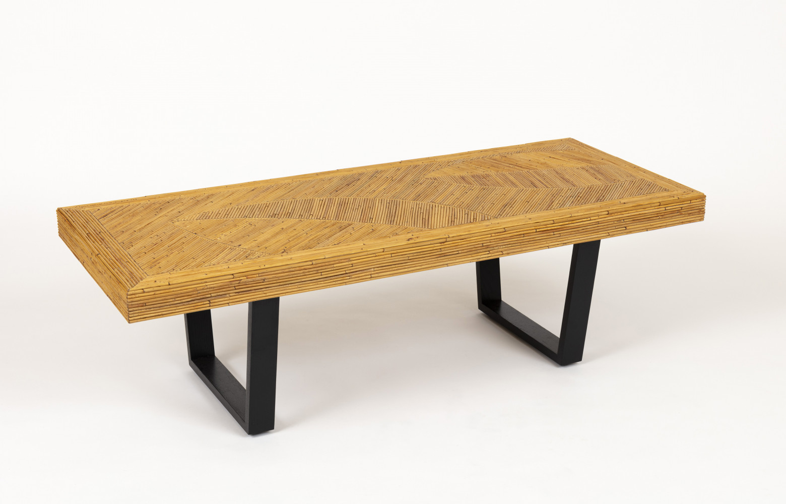 La version d'India Mahdavi est habillée de motifs en rotin qui donnent au banc un air plus...