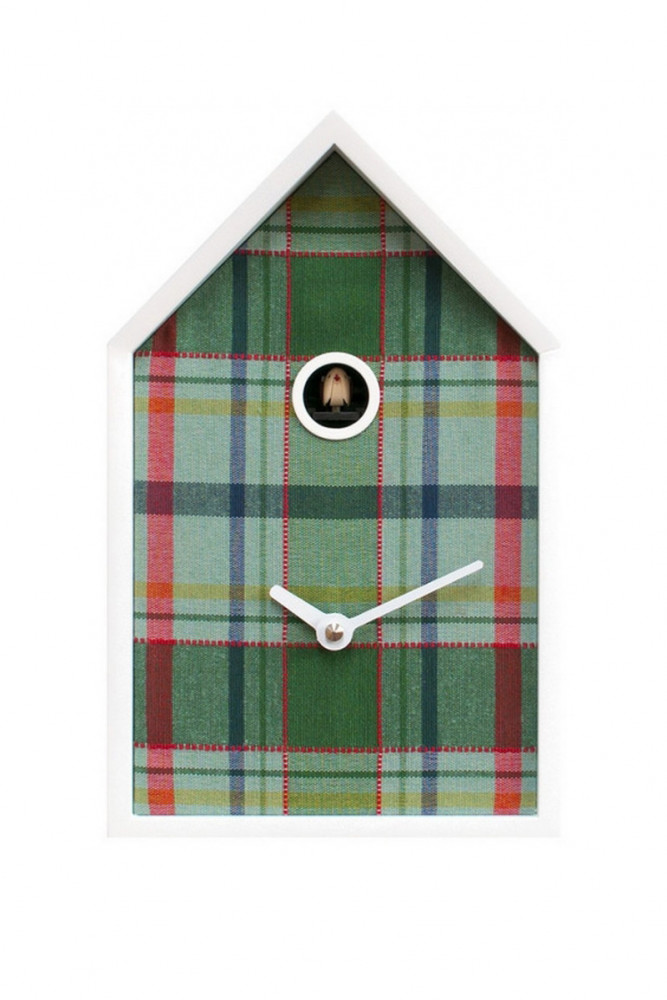 Horloge à coucou Tartan en bois, design Antonio Farina, 367,40 €. Progetti sur Barthome.shop/fr