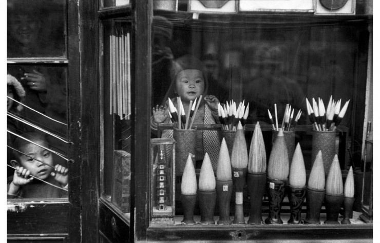 Henri Cartier-Bresson : « Dans la rue des antiquaires, la vitrine d’un marchand de pinceaux », Pékin, décembre 1948.