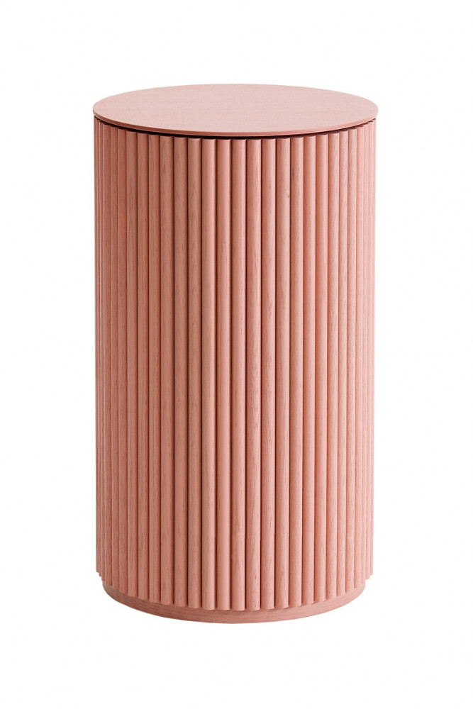 Table de chevet Petit Palais en chêne, design Anya Sebton et Eva Lilja Löwenhielm, 1 795 €. Asplund.