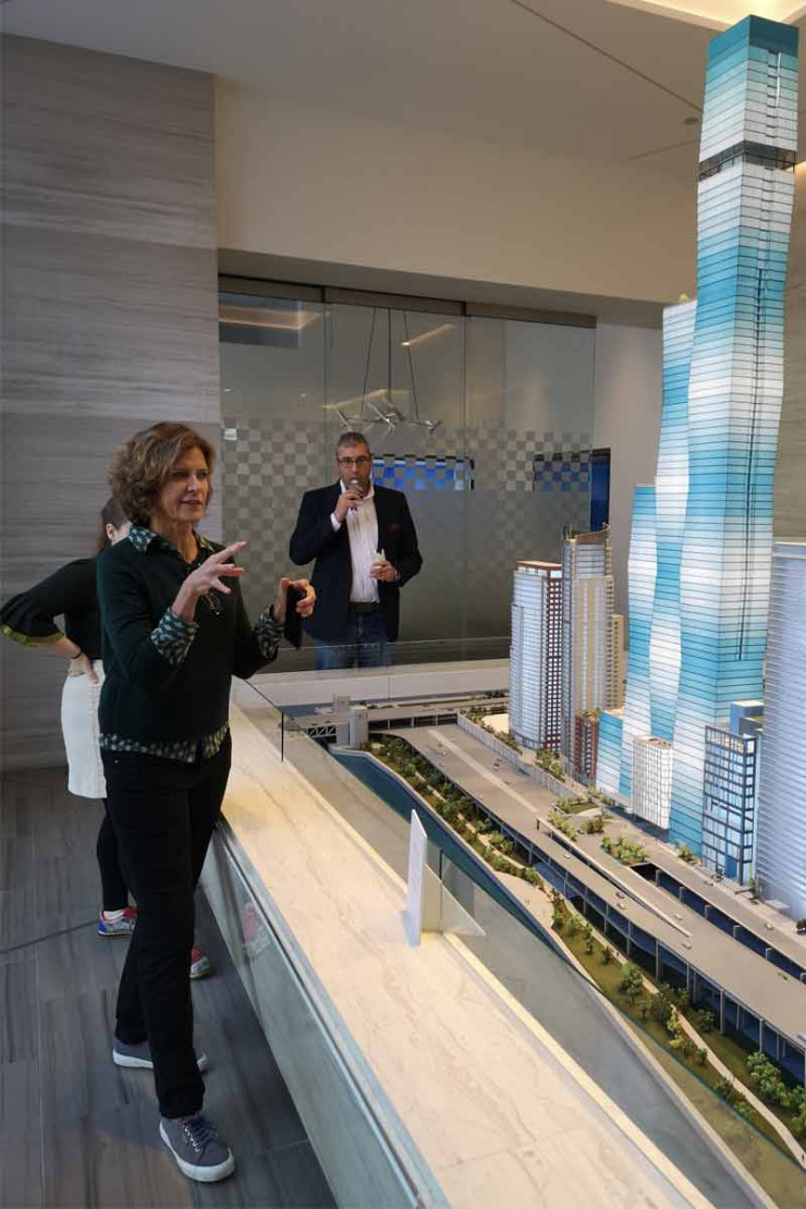 Jeanne Gang commente une maquette de la Vista Tower, exposée le temps de la biennale dans sa voisine l’Aqua Tower, précédente réalisation de Studio Gang. Gratte-ciel résidentiel de 101 étages, la Vista Tower sera inaugurée en 2020.