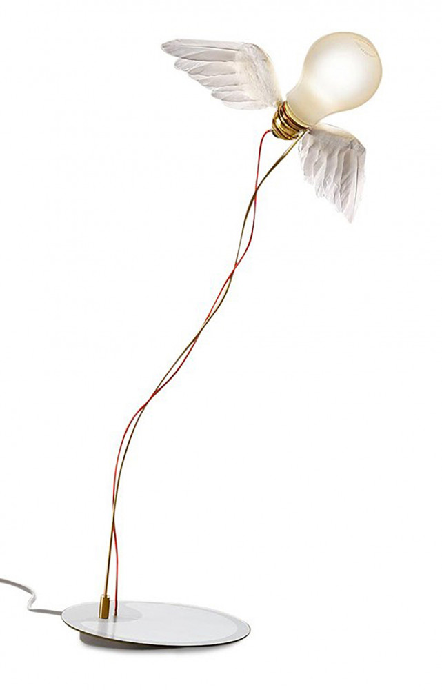 Lampe de table « Lucellino » en métal, plume et verre, 464 €. Ingo Maurer chez Madeindesign.com