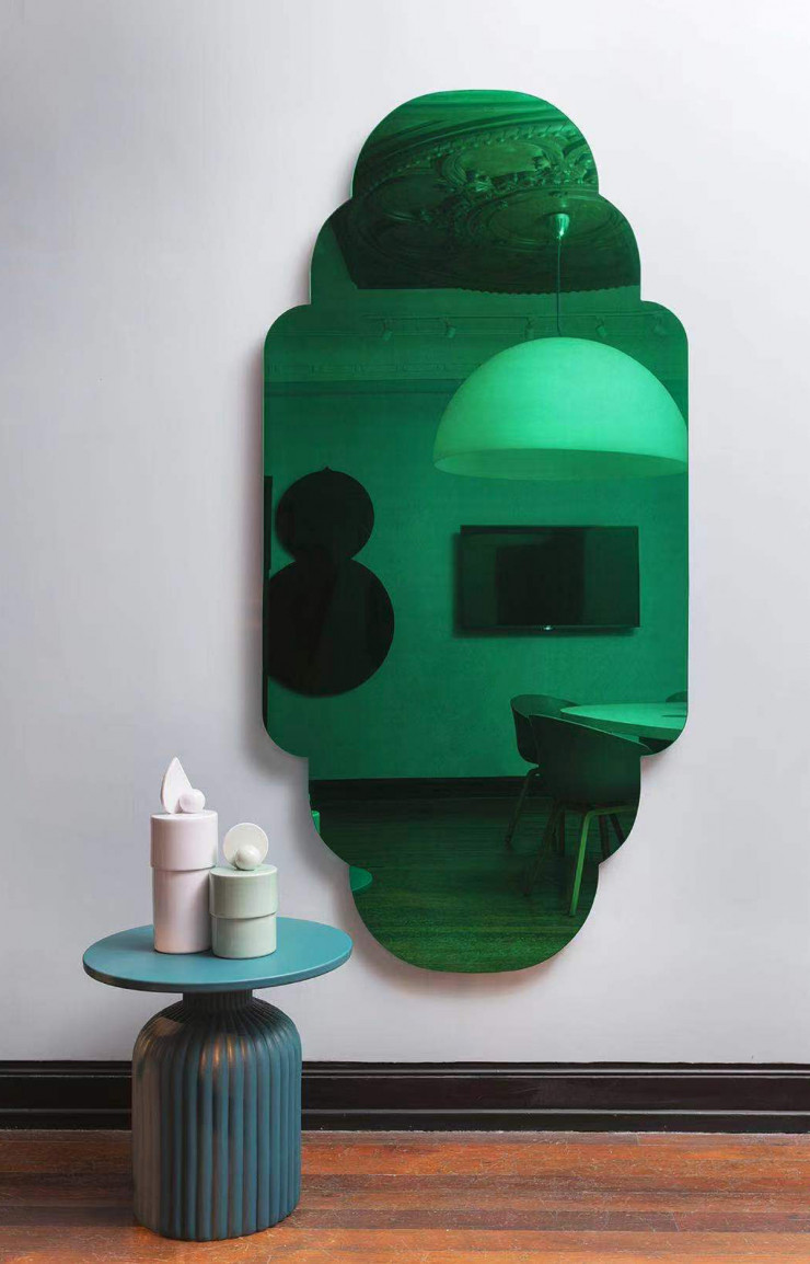 Table basse « Ousmane », associée au miroir « Yallah », l’un des quatre nouveaux modèles dessinés par le designer José Lévy pour la collection « Morocco » de Maison Dada.