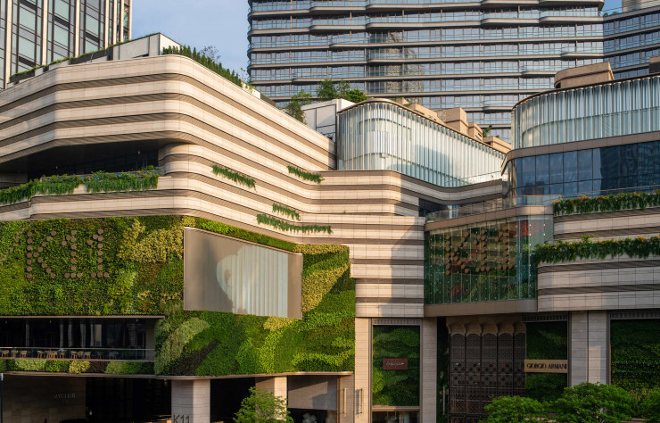La façade dessinée par Kohn Pedersen Fox (KPF) intègre un jardin vertical qui adoucit les lignes du bâtiment.
