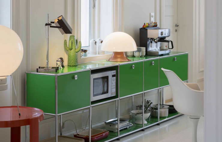 Leur grande modularité permet aux meubles de bureau USM de faire leur entrée dans la cuisine, par exemple, où leur ingéniosité peut s’exprimer en toute liberté.