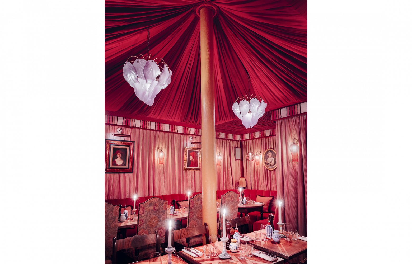 Cachée au fond du restaurant, la salle Spettacolo incarne l'âme du restaurant, sensuelle et extravagante.