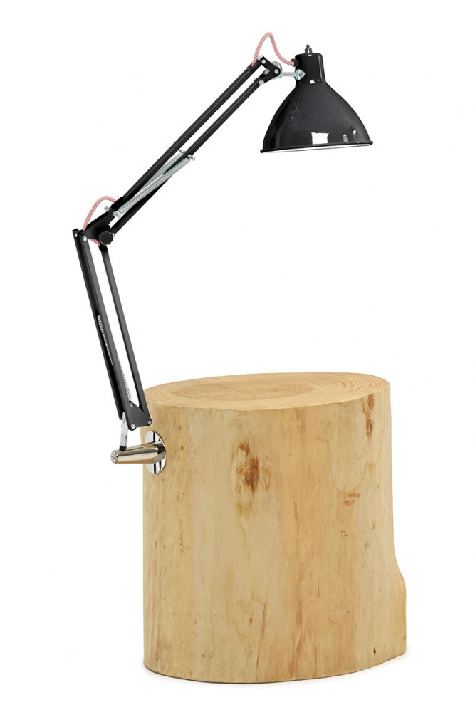 Table d’appoint en bois avec lampe intégrée en métal, 858 €. Mogg sur Madeindesign.com