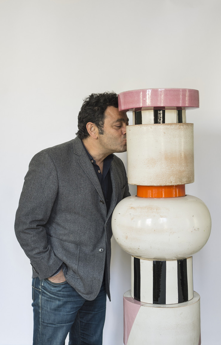 Charles Zana embrasse le « Large Aphrodisiac Vase » d’Ettore Sottsass.