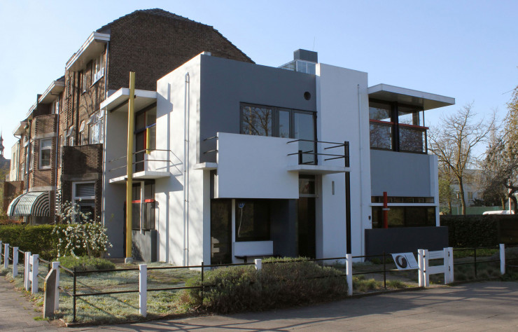 La Maison Schröder (1924), située à Utrecht, est considérée aujourd’hui comme étant une des premières habitations de style moderne.