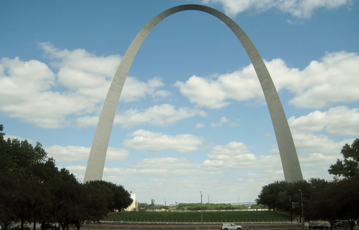 Quoique conçue en 1945, la Gateway Arch est achevée à titre posthume, vingt ans plus tard.