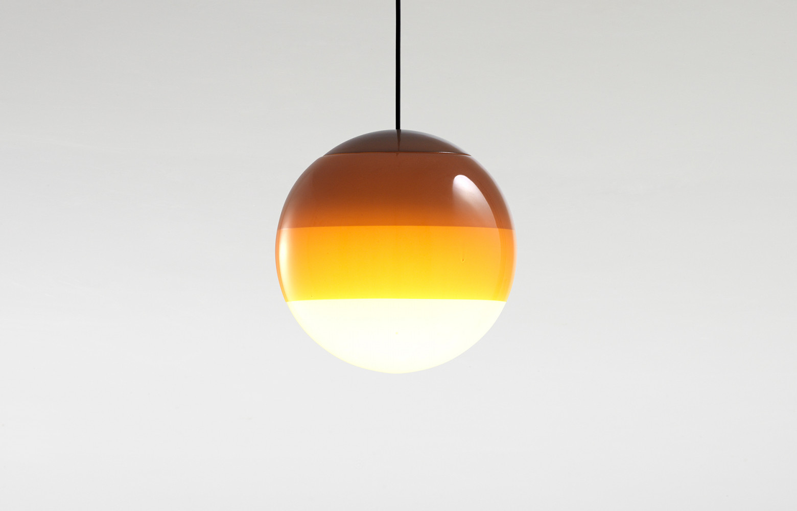 Suspension « Dipping Light » en verre, design Jordi Canudas, 288 €. Marset.