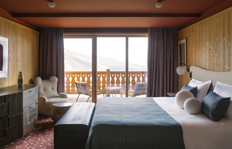 Premier hôtel réalisé par Pierre Yovanovitch à la montagne, Le Coucou reflète son goût pour la scénographie. « J’aime raconter une histoire, qu’il y ait un côté vivant dans un projet », précise l’architecte d’intérieur.