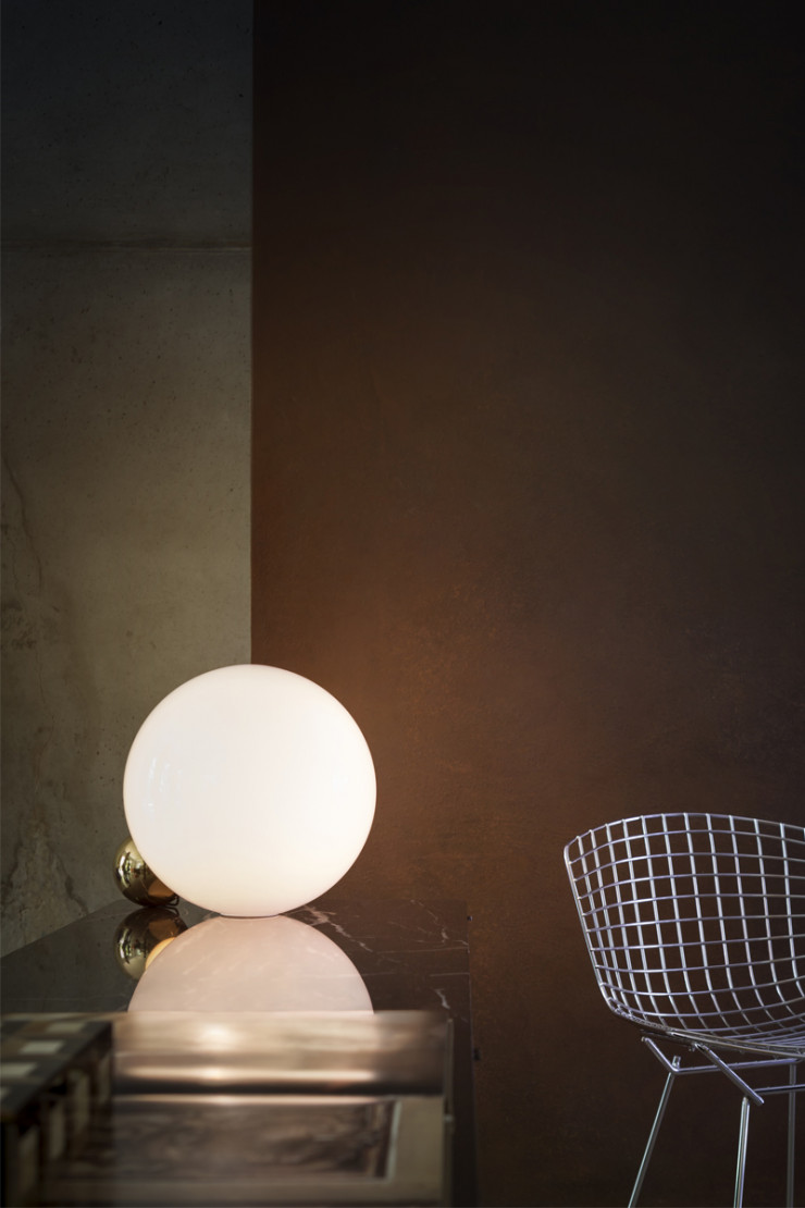 L’équilibre poétique de la lampe Copycat (Flos) au côté de la Bertoia Chair (Knoll).