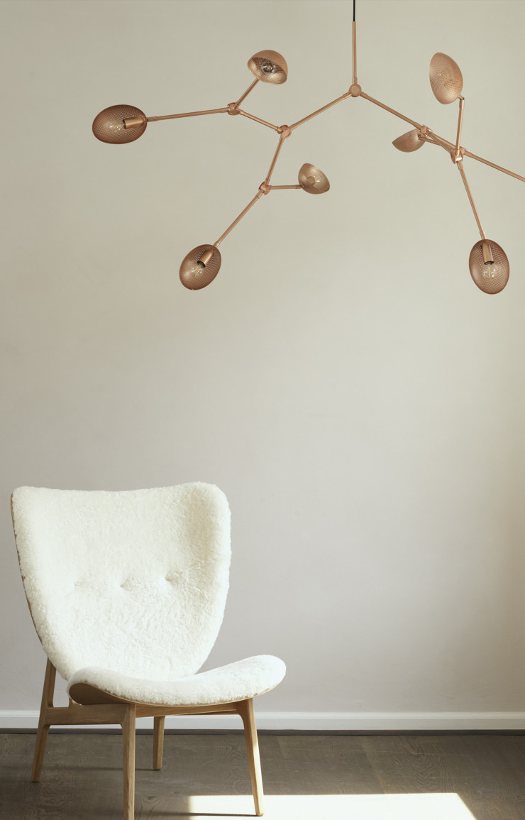Suspension de la série « Drop », à l’esthétique 50’s inspirée du modernisme danois. Les abat-jour en forme de gouttes (drop, en anglais), assurent une diffusion optimale de la lumière. Chaise de la collection « Elephant » en bois et laine de mouton (NORR11, marque de mobilier créée par Tommy Hyldahl).