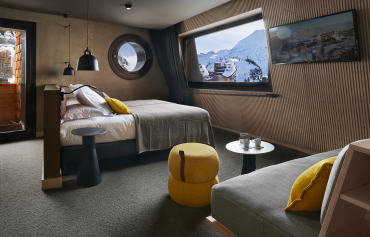 Les chambres et leurs hublots rappellent étrangement une cabine de bateau… la chaleur et le confort d’un quatre-étoiles en plus !