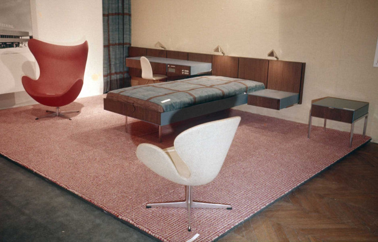 Présentation du mobilier conçu pour le SAS Royal Hotel lors de l’exposition Formes Scandinaves à Paris, en 1958. De gauche à droite, les assises Swan et Egg demeurent des best-sellers d’Arne Jacobsen. Ils sont toujours commercialisés par Fritz Hansen, leur éditeur originel.