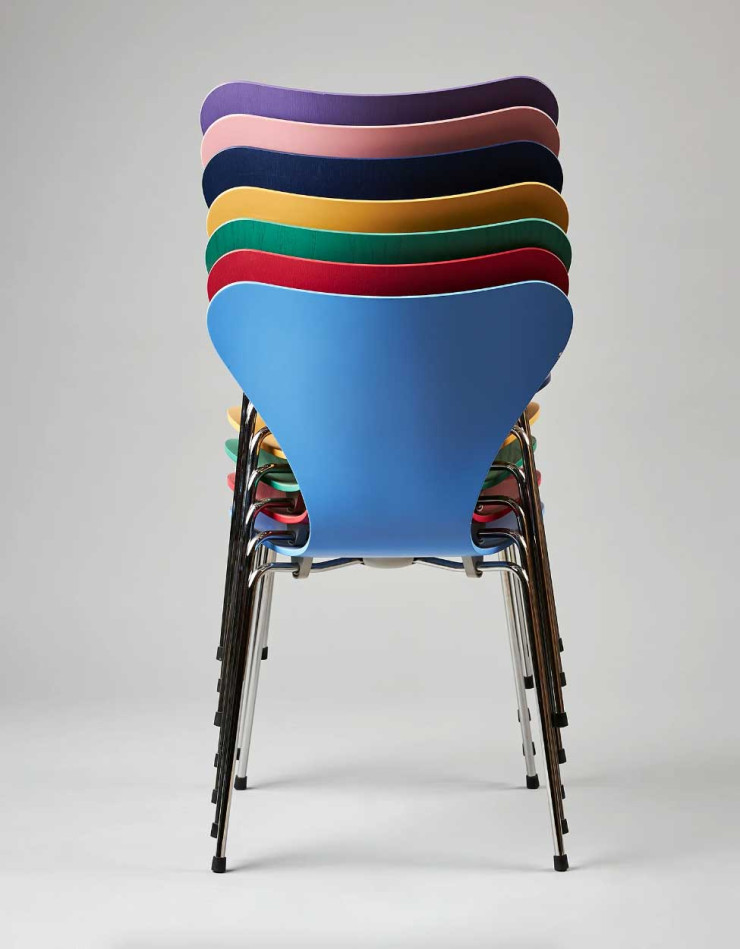 Une pile de chaises de la série 7 dans la palette de couleurs de Tal R, 2005.