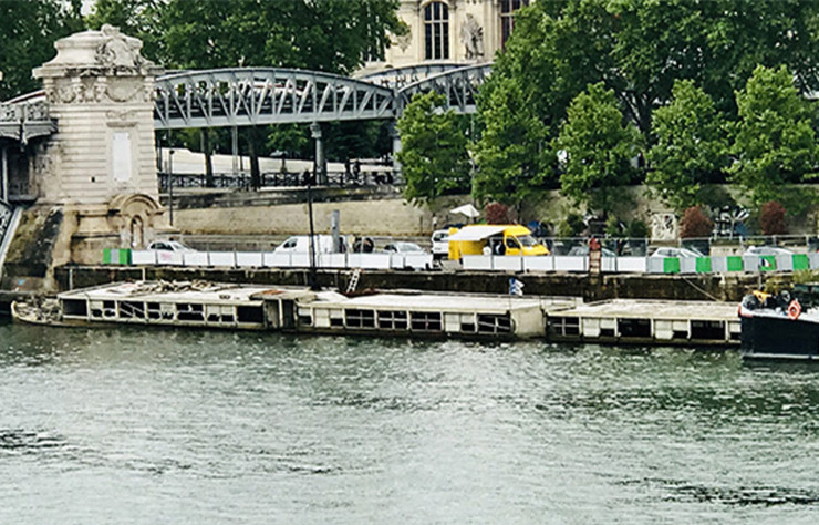 Après la crue de la Seine de 2018, l’Asile Flottant s’était retrouvé partiellement posé sur le quai d’Austerlitz.
