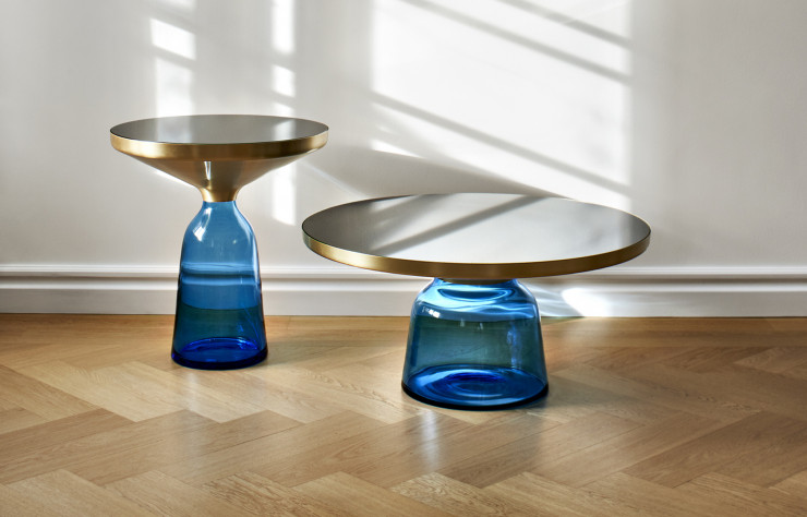La base en verre des tables basses Bell est disponible dans une palette de huit coloris.