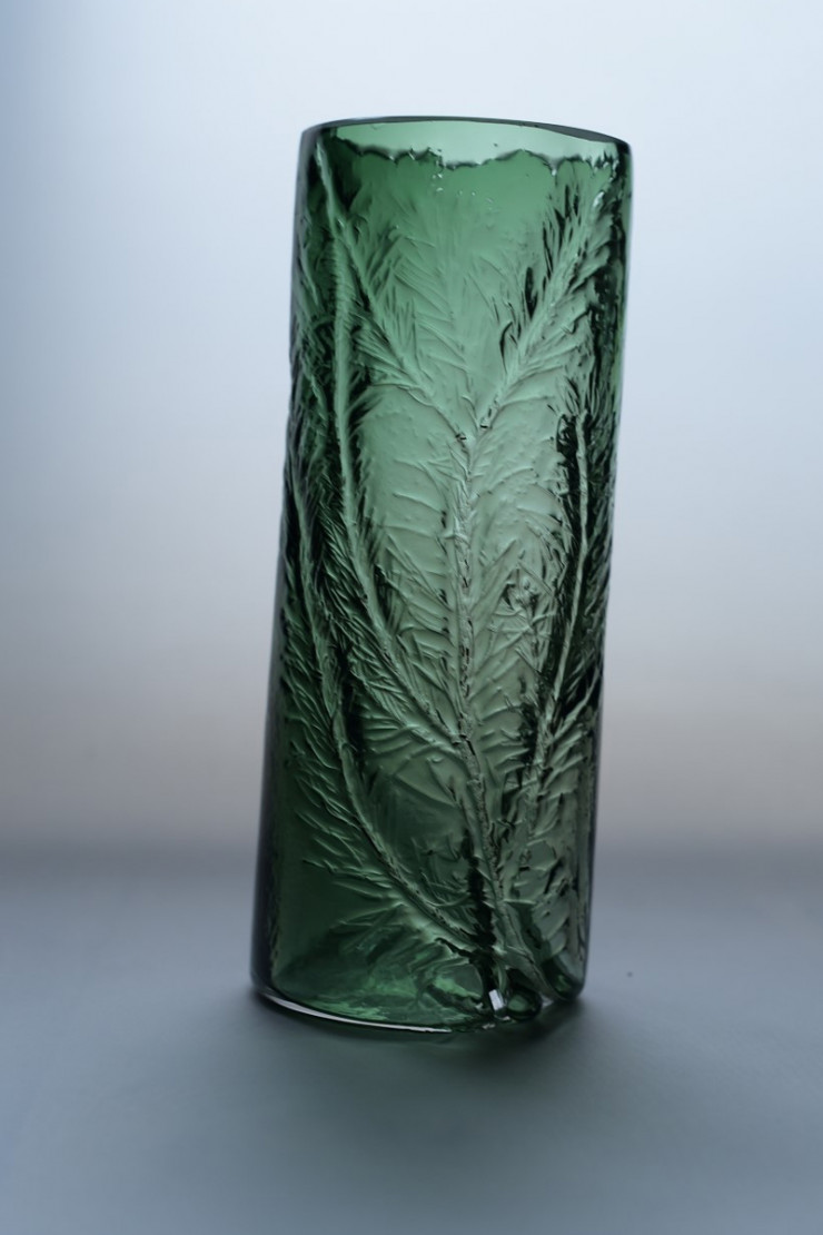 Brindilles, épines de sapin et feuillage sont figés dans chacun des vases de la série Brindille. D’une façon poétique, François Azambourg cristallise ainsi la nature éphémère.
