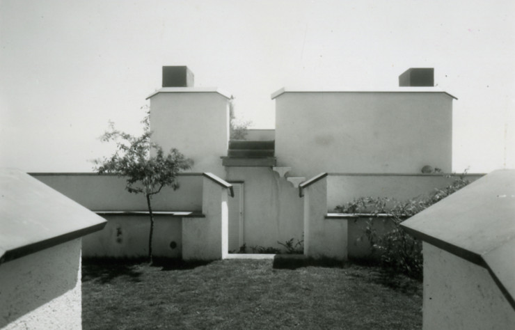 À partir de la Casa Arosio (1958), Vico Magistretti transforme la plupart des toits plats en des toits-terrasses à la végétation verdoyante. Ces jardins suspendus proposent une tout autre façon de concevoir l’espace urbain.