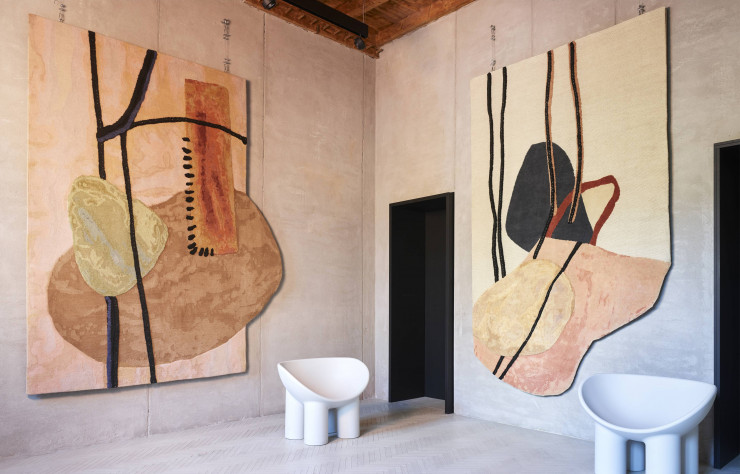 Les tapis-tableaux « Doodles », de Faye Toogood, dans le showroom de la marque, à Milan. Six modèles au langage abstrait qui se jouent des frontières entre art et design.