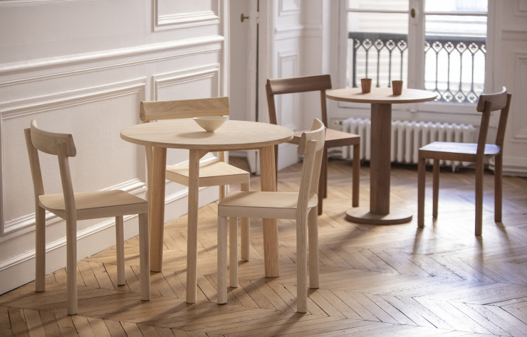 La collection Galta comprend aussi trois tables : ici en photo, la table tripode au premier plan et celle à pied unique au fond.