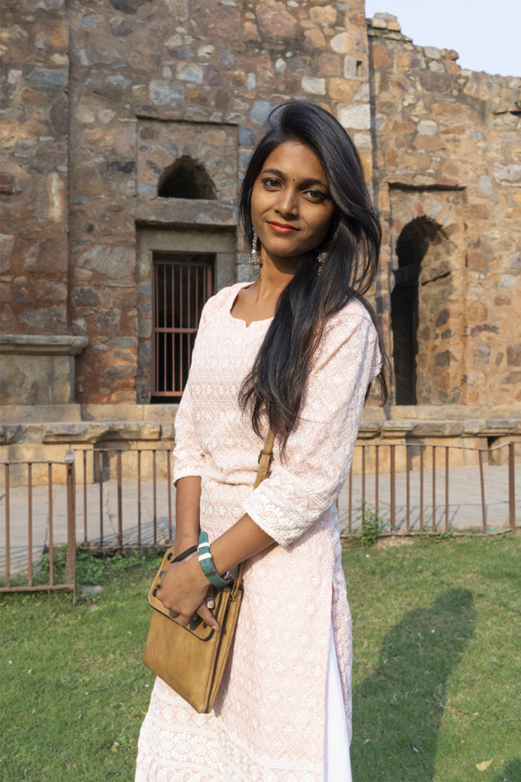Une jeune fille élégante, Pooja, en promenade dominicale parmi des ruines d’architectures islamiques de Hauz Khas, le « village »le plus prisé du sud de Delhi.