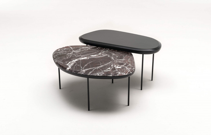 Tables d’appoint avec plateaux en marbre ou en bois laqué noir, collection « Pebble », de Lanzavecchia + Wai.