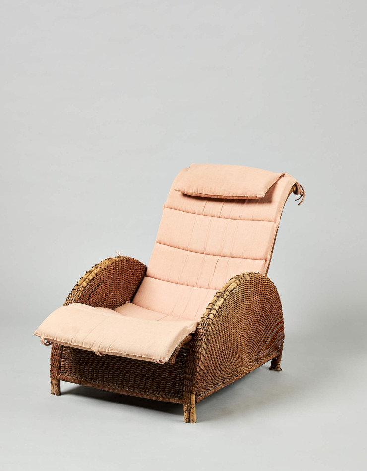 Faite exclusivement de rotin, la Paris Chair (1925) est la première conception pour laquelle Arne Jacobsen a reçu un prix. Ici, premier modèle avec vannerie densément tissée.