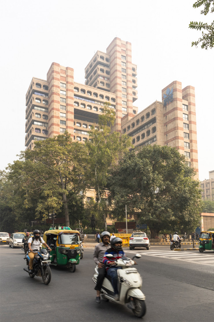 Sur Janpath Lane, grosse avenue de New Delhi, le Jawahar Vyapar Bhavan dresse fièrement ses tours de grès beige et rouge. Construit dans les années 80 par l’architecte Raj Rewal, l’immeuble abrite une branche de la State Bank of India.