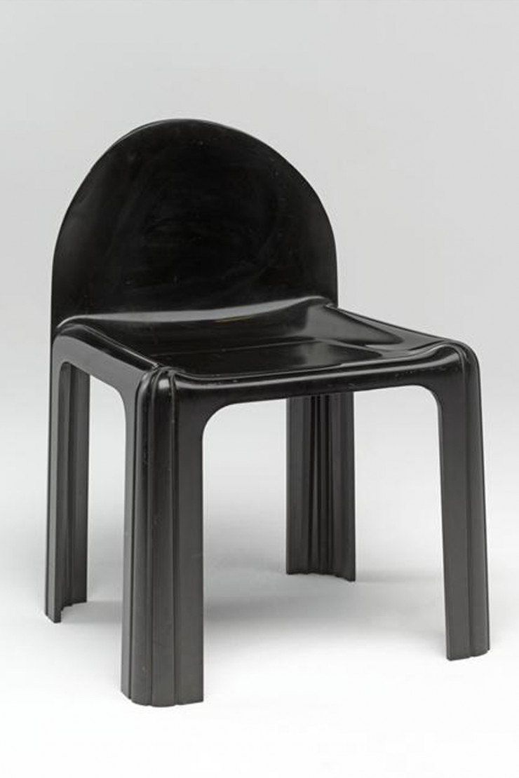 La chaise 4854 (Kartell, 1968) est constituée d’un monobloc en polyuréthane laqué. Reconnaissable à son dossier arrondi et son piétement semblable à des pattes d’éléphant, l’assise est disponible en différents coloris.