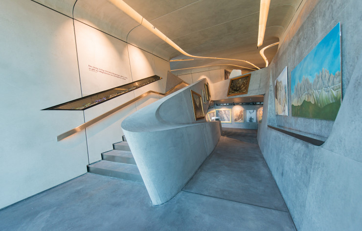 Les trois niveaux intérieurs du musée, aux angles également arrondis, sont reliés par des cascades d’escaliers et de rampes.