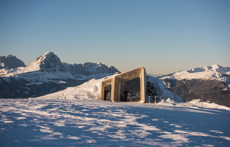 Premier arrivé sur le massif, le spectaculaire Messner Mountain Museum Corones, inauguré en 2015, a été conçu par l’agence Zaha Hadid Architects comme une extension organique de la roche.