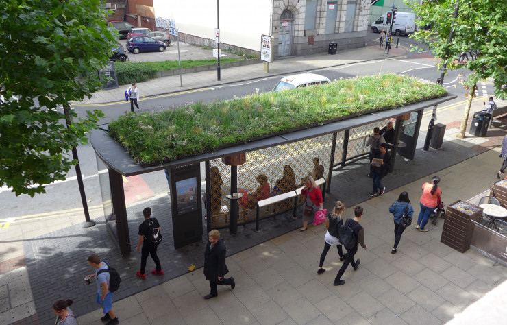 Marc Aurel a aussi travaillé sur l’Abribus du futur, sorte de salon urbain au toit végétalisé, ici pour la ville de Manchester.