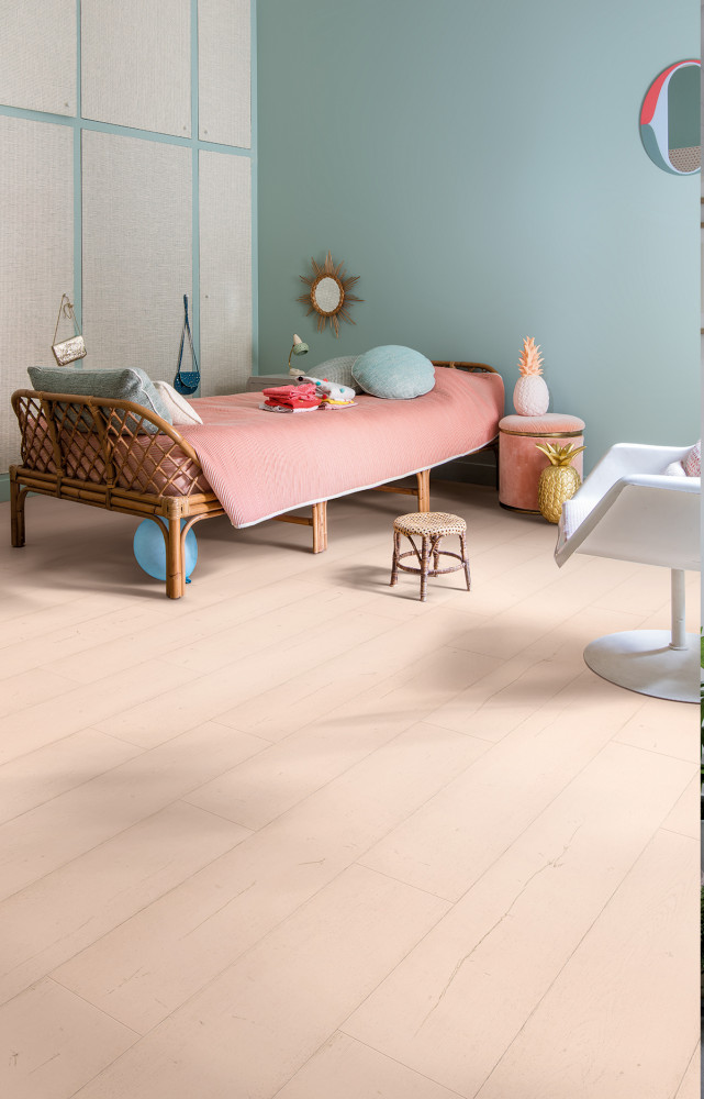 Parquet Chêne peint rose stratifié, collection « Signature » (Quick-Step).
