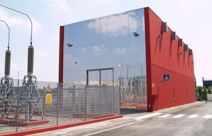 L’usine de valorisation énergétique des déchets à haute tension de Forlì (2008) se démarque par sa façade en miroir et ses murs rouges. 