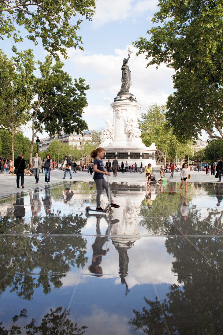 La place de la République, à Paris, a été réaménagée par TVK en 2013 sur le principe d’une scène ouverte aux multiples usages urbains.