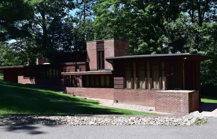 Outre le béton, Frank Lloyd Wright a souvent employé la brique pour réaliser ses projets, comme cette « usonian home ».