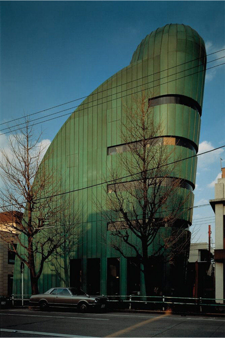 Au sujet du Nani Nani (Tokyo, 1989), Philippe Starck déclare : « L’immeuble en vivant, en vieillissant, s’oxyde et remplit ses racines qui tracent ainsi quelques messages secrets qu’on pourra lire quand l’immeuble sera arrivé à maturité. »