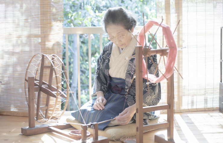 Sonoko Sasaki, née en 1939, établit son studio chez elle à l’âge de 30 ans. Elle fut distinguée à plusieurs reprises pour son travail du kimono en pongé, une soie fabriquée à partir de cocons d’un ver sauvage se nourrissant de feuilles de chêne.