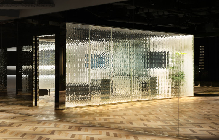À Tokyo, dans l’IoT Center, l’architecture intérieure d’un digital hub : trois galeries et un lounge voués au numérique.