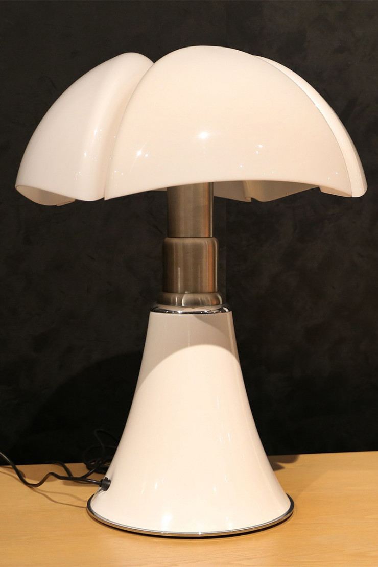 La lampe Pipistrello (Martinelli Luce, 1965) est considérée aujourd’hui comme une création phare du design industriel.