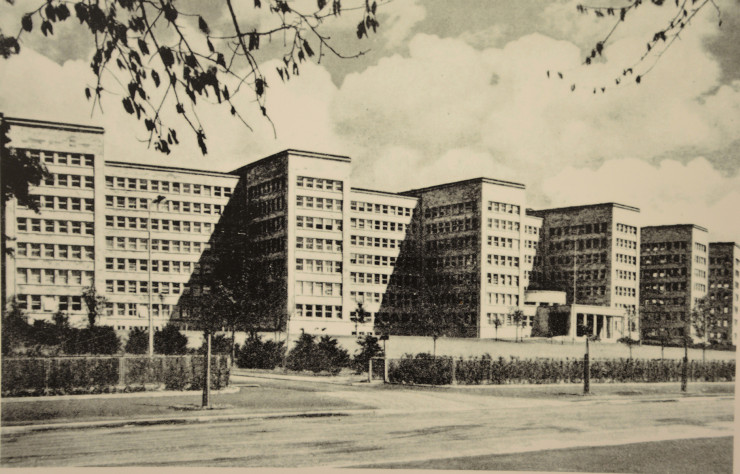 Gouvernée par le fonctionnalisme, l’architecture du complexe a plusieurs fois été reconvertie, pour accueillir les soldats du IIIe Reich comme les officiers de l’Armée rouge.