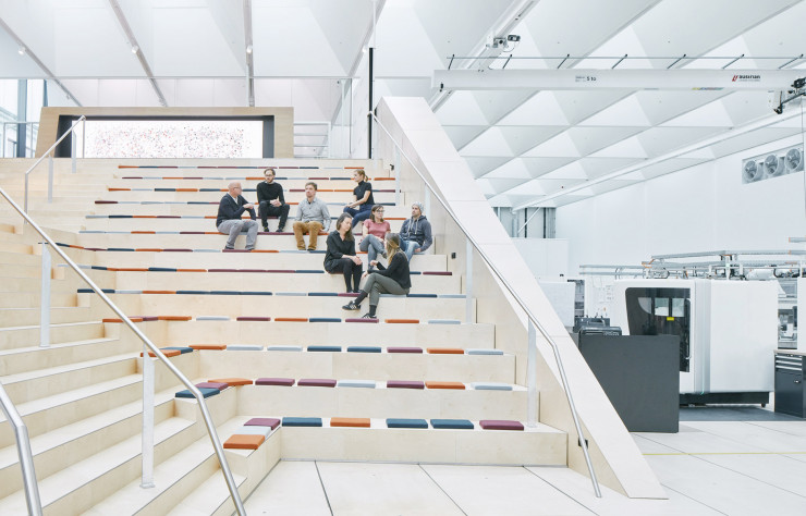 Nouvelle marotte de l’architecture de bureaux, un escalier en gradins favorise la convivialité.
