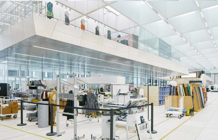 Dans cette nouvelle manufacture, espaces ouverts et vitrés incitent les employés à interagir.