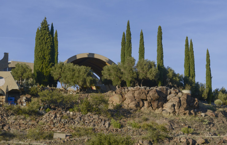 Paolo Soleri a planté le site aride d’oliviers et de cyprès, entre autres essences méditerranéennes qui rappellent les origines italiennes de l’architecte.