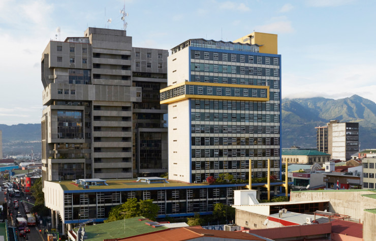Le siège de la Sécurité sociale du Costa Rica, en béton gris, affiche son style brutaliste au cœur de San José.